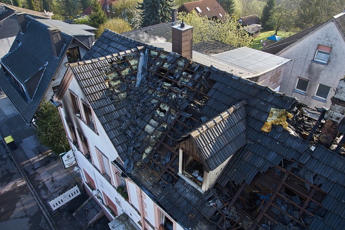 FW Menden: Feuerwehr Menden rettet 12 Personen bei Wohnungsbrand