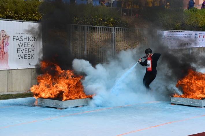 Internationaler Feuerwehrsportwettkampf: Deutschland holt Silber und Bronze in der Teamwertung / Goldmedaille für Juniorinnen im Löschangriff nass / "Begeisternde Leistungen" in Ostrava