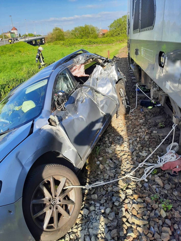 BPOL-BadBentheim: Güterzug kollidiert mit PKW / Fahrzeugführerin verletzt