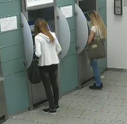 POL-RE: Marl: Angerempelt und Geldbörse gestohlen - Öffentlichkeitsfahndung nach zwei jungen Frauen