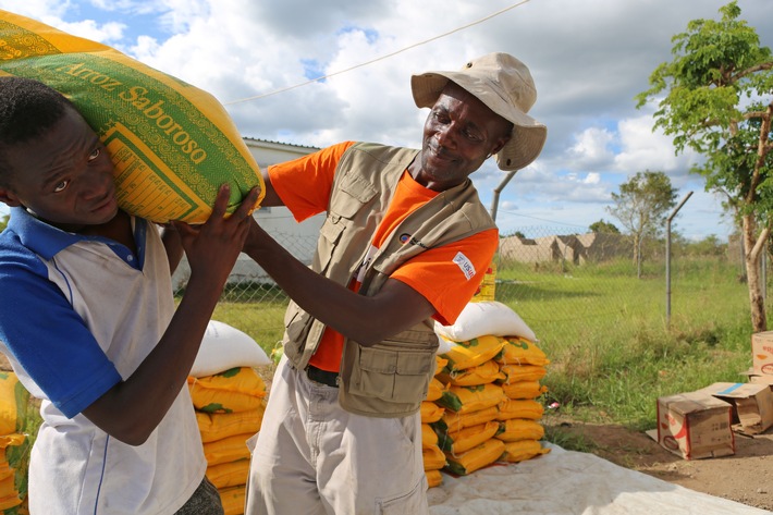 Ein humanitärer Helfer verteilt Lebensmittel in Mosambik © Aktion Deutschland Hilft_Eva Beyer.JPG