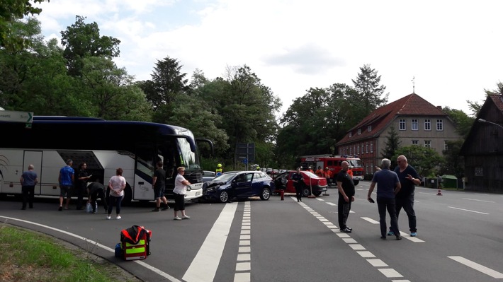 POL-CE: Schwerer Verkehrsunfall mit zwei beteiligten Fahrzeugen und einem Reisebus innerhalb der Ortschaft 29348 Weyhausen/B 191 mit zwei schwerverletzten und einer leichtverletzten Person