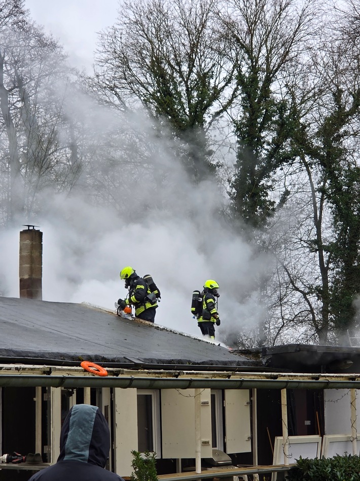 FW Datteln: Feuer in Zwischenwand des Vereinsheims sorgt für längeren Einsatz