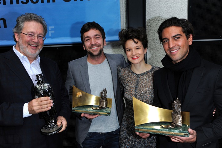 FACK-ING FÄNTÄSTIC! / FACK JU GÖHTE-Team nimmt "Goldene Leinwand", "Goldene Leinwand mit Stern" und "Platin Bogey" entgegen