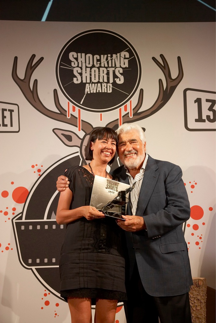 Der "Shocking Shorts Award 2009" des Senders 13TH STREET ging an Julia Zimanofsky - Mario Adorf überreichte der Jungregisseurin den 13TH STREET-Kurzfilmpreis (mit Bild)