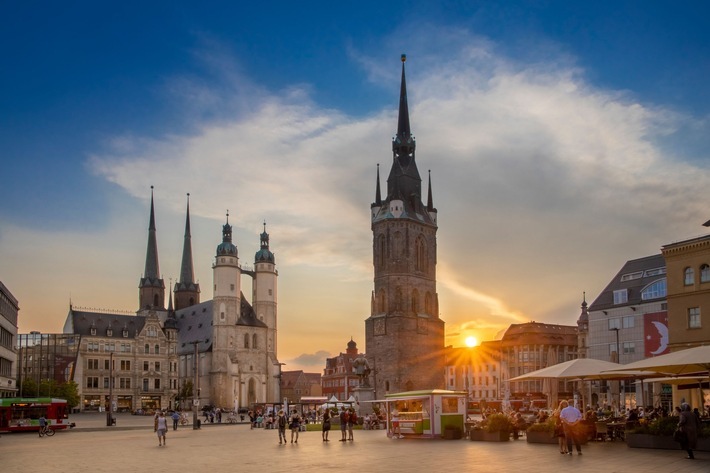 Hallescher Marktplatz Sonnenuntergang © Thomas Ziegler Stadt Halle (Saale) / Botschafter zum Tag der Deutschen Einheit: Deutschland zeigt Gesicht / Weiterer Text über ots und www.presseportal.de/nr/157804 / Die Verwendung dieses Bildes ist für redaktionelle Zwecke unter Beachtung ggf. genannter Nutzungsbedingungen honorarfrei. Veröffentlichung bitte mit Bildrechte-Hinweis.