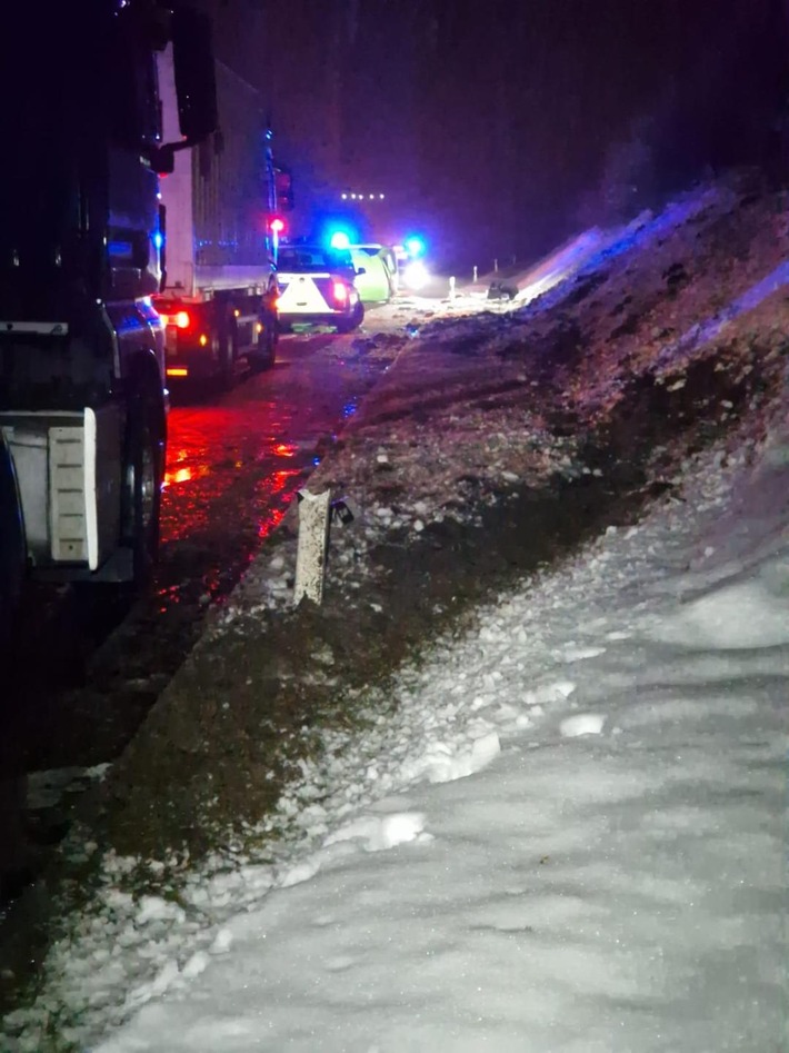 API-TH: Kleintransporter überschlägt sich auf A 38 bei Leinefelde-Worbis mehrfach - vier verletzte Personen