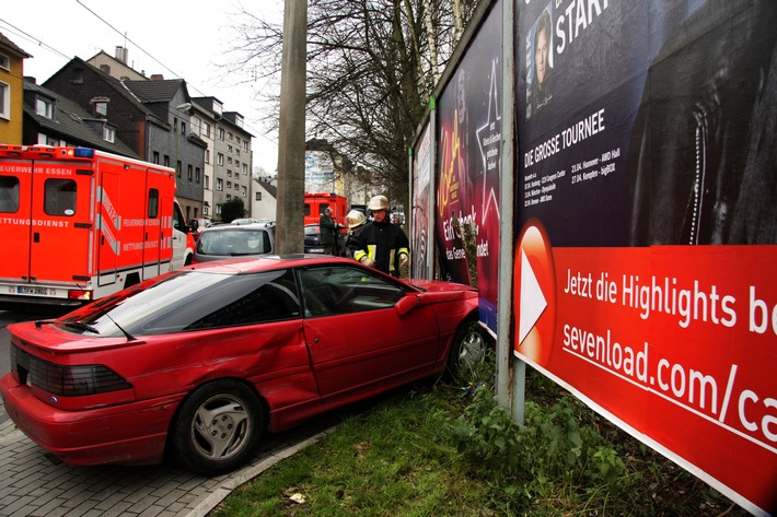 FW-E: PKW bleibt nach Verkehrsunfall in Plakatwand stehen