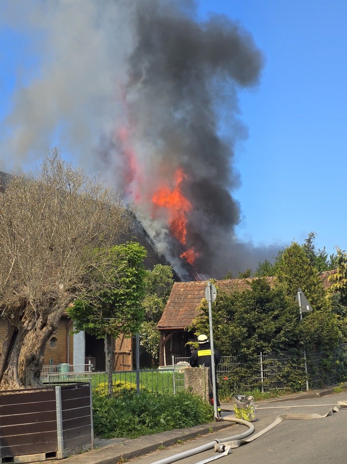 Feuerwehr Nürnberg: "Schnelles Handeln verhinderte Schlimmeres" - Brand in landwirtschaftlichem Anwesen in Nürnberg-Krottenbach