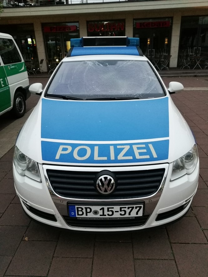 BPOL NRW: Frontscheibe eines Dienstwagens der Bundespolizei zerstört