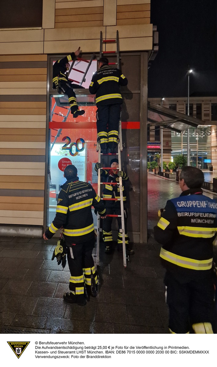 FW-M: Feuerwehr steigt in Sparkasse ein (Allach)