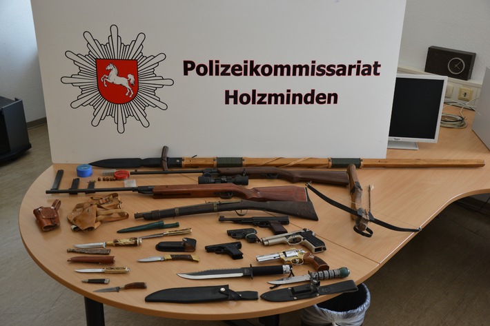 POL-HOL: Im Rahmen Familienstreitigkeiten: "Waffenarsenal" sichergestellt - Zuverlässigkeit des Eigentümers wird zu prüfen sein -