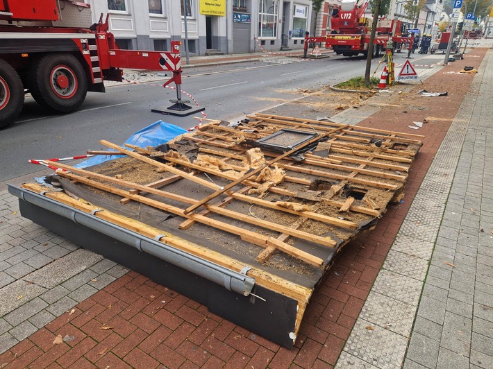 FW-EN: Feuerwehr, THW und Hilfsorganisationen weiter an der Hagener Straße intensiv im Einsatz