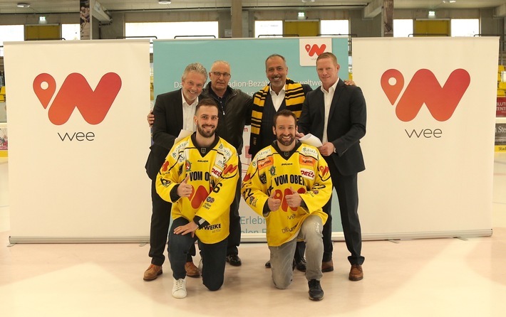 Gute Laune trotz vorzeitigem Saisonabschluss: Die Zusammenarbeit zwischen den Tölzer Löwen und Hauptsponsor weeConomy AG wird ausgebaut. Bei der Vertragsunterschrift von links nach rechts: (hintere Reihe) Rolf Gehriger, Verwaltungsrat Swiss Fintec Invest AG und neuer Geschäftsführer weeBusiness GmbH, Hubert Hörmann, Vorstandsvorsitzender des EC Bad Tölz, Cengiz Ehliz, wee-Gründer und Unternehmer, Christian Donbeck, Geschäftsführer Tölzer Eissport GmbH, (vordere Reihe) Manuel Edfelder und Lubor Dibelka, deren Verträge heute verlängert werden konnten. Weiterer Text über ots und www.presseportal.de/nr/122695 / Die Verwendung dieses Bildes ist für redaktionelle Zwecke honorarfrei. Veröffentlichung bitte unter Quellenangabe: "obs/weeCONOMY AG/weeConomy AG"