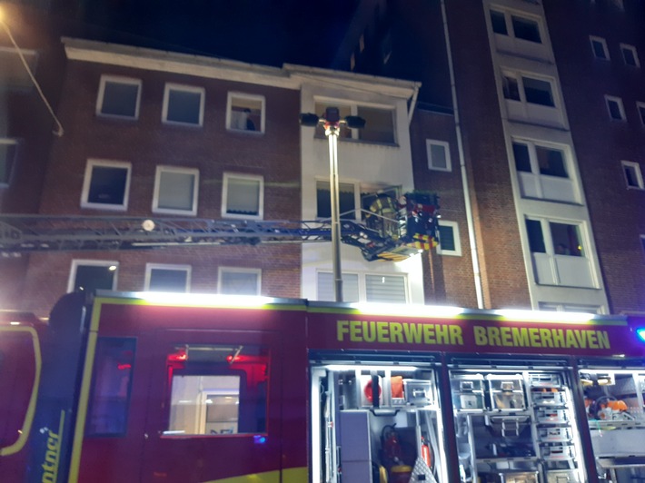FW Bremerhaven: Brand in einem Mehrfamilienhaus in Geestemünde