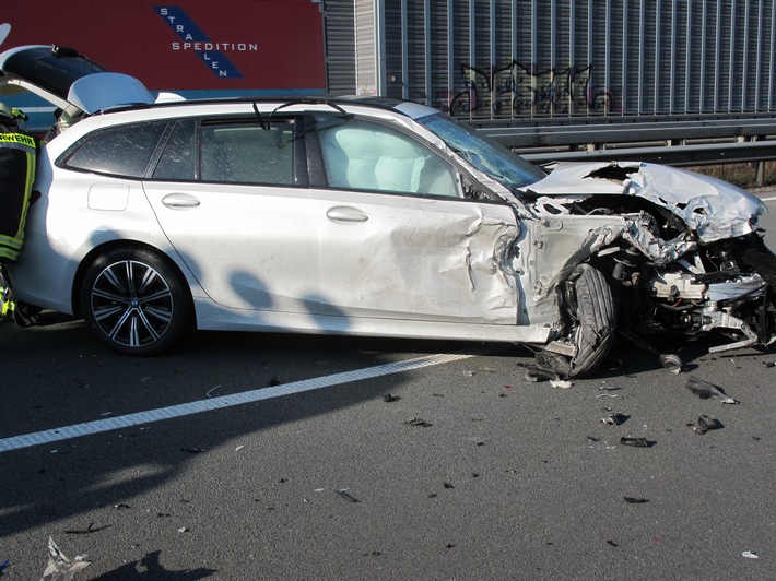 POL-ROW: ++ Unfall und Stau auf der Hansalinie - Drei Menschen verletzt ++