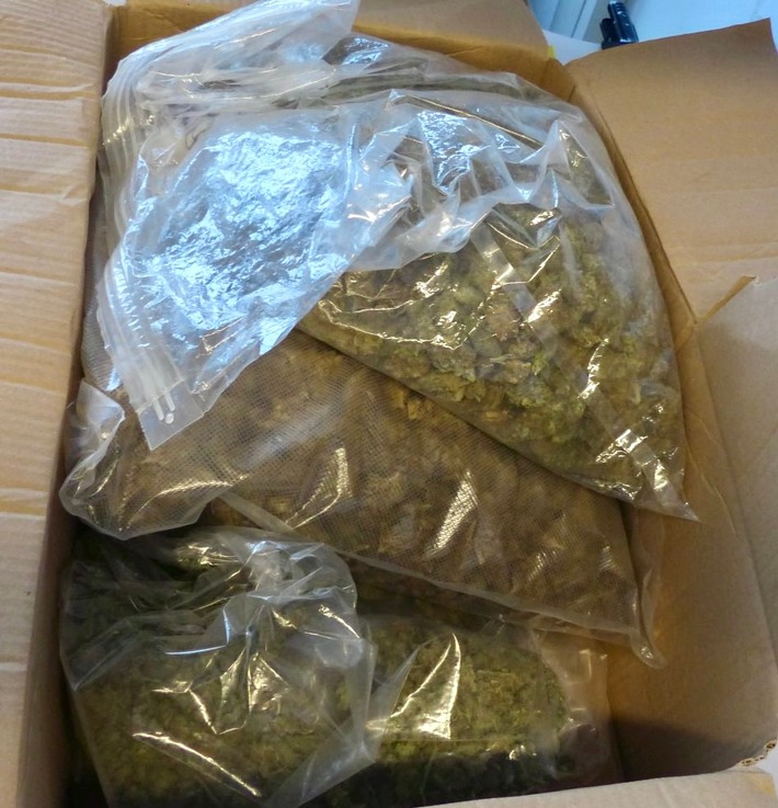 ZOLL-H: Durchsuchungsmaßnahmen in Bremen: Zollfahndungsamt Hannover stellt 5 Kilogramm Marihuana und 300 Gramm Haschisch sicher. Reste einer größeren Marihuanaplantage entdeckt.