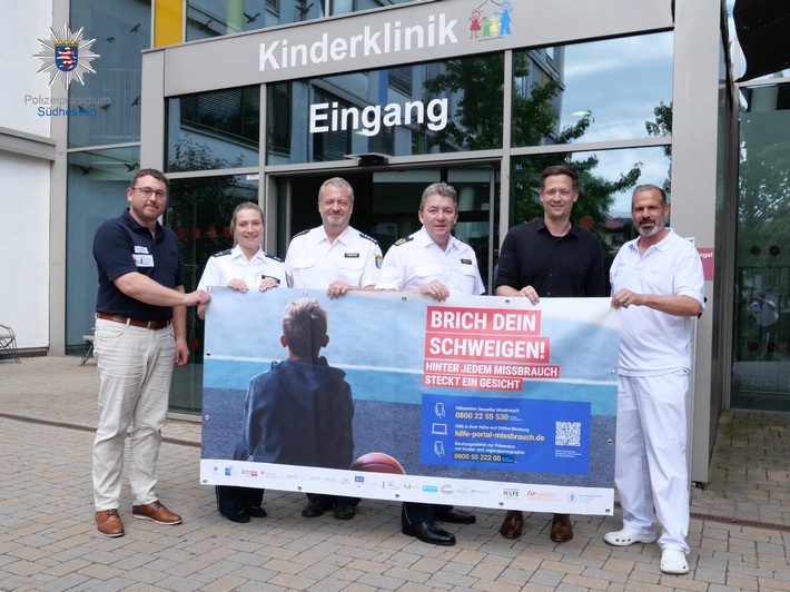 POL-DA: Darmstadt: Darmstädter Kinderkliniken Prinzessin Margaret unterstützen Präventionskampagne &quot;Brich´ Dein Schweigen - Hinter jedem Missbrauch steckt ein Gesicht&quot; - Polizeivizepräsident übergibt Banner