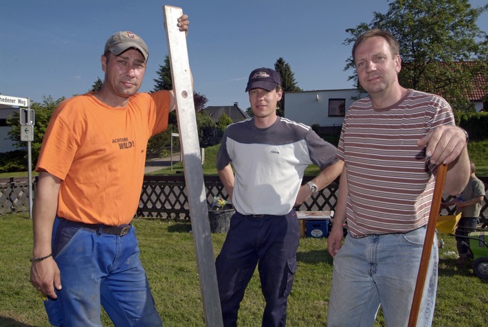 Schieß-Showdown, Schweine-Stress und Putz-Endspurt in Jühnde: Folge sieben von "Männer allein daheim" am Montag, 13. August 2007, 20.15 Uhr bei kabel eins