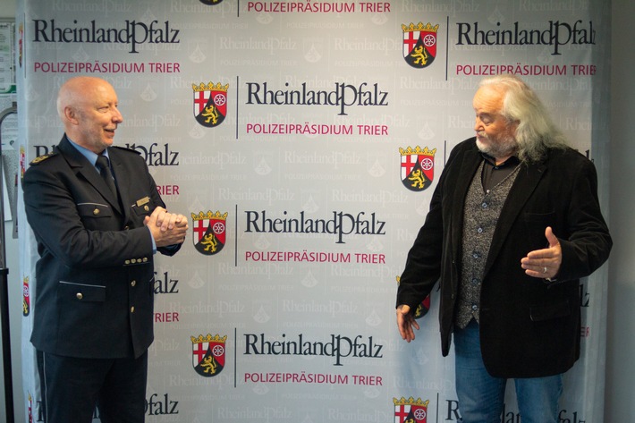 POL-PPTR: &quot;Lasst euch nit betuppen!&quot; - Helmut Leiendecker unterstützt das Polizeipräsidium Trier