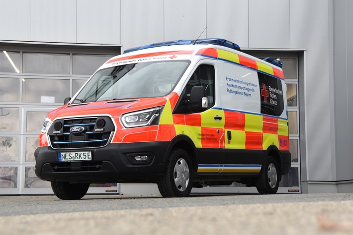 Ford Pro bringt für den Rettungsdienst des Roten Kreuzes Bayerns ersten Elektro-Krankentransporter auf die Straße - mit dem Ford E-Transit als Basisfahrzeug / Weiterer Text über ots und www.presseportal.de/nr/6955 / Die Verwendung dieses Bildes für redaktionelle Zwecke ist unter Beachtung aller mitgeteilten Nutzungsbedingungen zulässig und dann auch honorarfrei. Veröffentlichung ausschließlich mit Bildrechte-Hinweis.