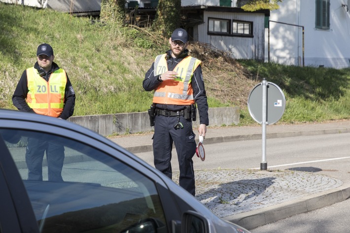 HZA-UL: Zoll kassiert für Unterhaltungselektronik, Spielzeug und Mopeds/Warenschmuggel aus der Schweiz