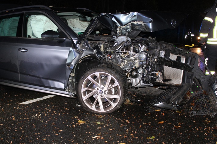 POL-RBK: Rösrath - Alkoholisierter Pkw-Fahrer kollidiert mit Baum und wird schwerverletzt