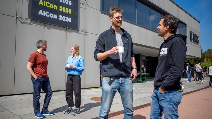 Konferenzpause auf der AI Science X Business Converence am 14. und 15. April 2026 in Heidelberg: Mitglieder des Forschungsteams von Deepshore (v.r.n.l.) Falk Borgmann, Dr. Niko Krasowski, Dr. Theresa Bick und Dr. Robert Lilow. / Weiterer Text über ots und www.presseportal.de/nr/129233 / Die Verwendung dieses Bildes für redaktionelle Zwecke ist unter Beachtung aller mitgeteilten Nutzungsbedingungen zulässig und dann auch honorarfrei. Veröffentlichung ausschließlich mit Bildrechte-Hinweis.