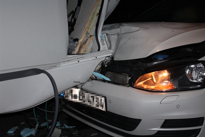 POL-UN: Kamen - Verkehrsunfall
- PKW fuhr auf parkendes Wohnmobil auf