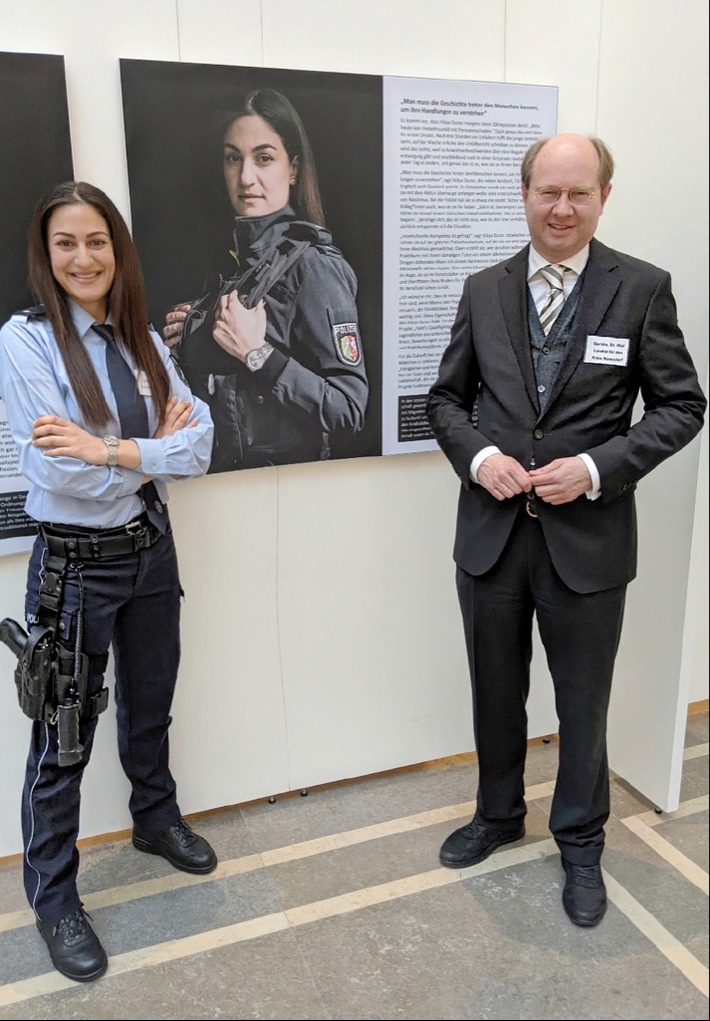 POL-WAF: Kreis Warendorf. Polizistin aus Warendorf ein Gesicht der Ausstellung &quot;Der Mensch dahinter&quot;