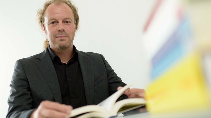 Erzählende Bildersprache - Prof. Dr. Tobias Kurwinkel ist neuer Prof für Literaturwissenschaft