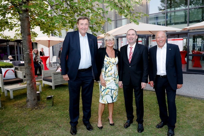 50 Jahre Bildungswerk der Bayerischen Wirtschaft (bbw) e. V. - Breites Angebot für Arbeitsuchende, Berufstätige und Unternehmen / Von links: bbw-Vorstandsvorsitzender Prof. Günther G. Goth und bbw-Geschäftsführerin Anna Engel-Köhler zusammen mit dem stellvertretenden bayerischen Ministerpräsidenten Hubert Aiwanger und dem Ehrenpräsidenten der vbw - Vereinigung der Bayerischen Wirtschaft Alfred Gaffal. Weiterer Text über ots und www.presseportal.de/nr/81520 / Die Verwendung dieses Bildes ist für redaktionelle Zwecke honorarfrei. Veröffentlichung bitte unter Quellenangabe: "obs/Bildungswerk der Bayerischen Wirtschaft e.V. (bbw)/Daniel Löb"
