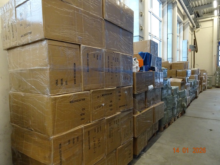 HZA-HST: Im Container wehte ein anderer Duft ./. Stralsunder Zoll verhindert Einfuhr zahlreicher gefälschter Waren