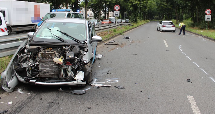 POL-BO: Heute Morgen: Autokollision mit zwei verletzten Fahrerinnen