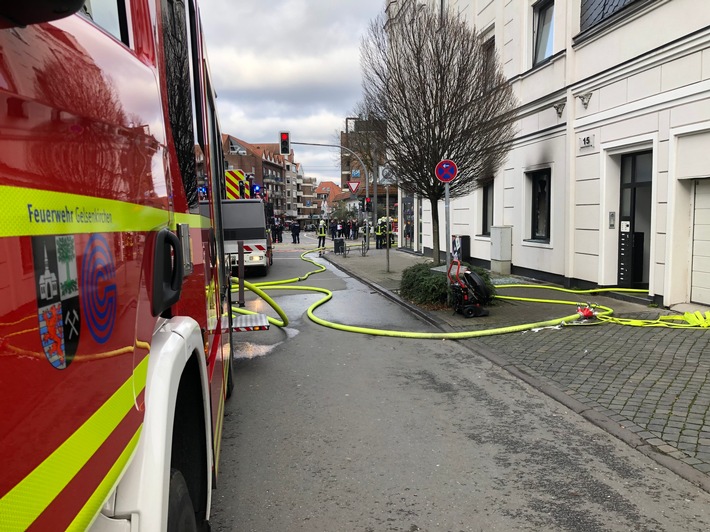 FW-GE: Küchenbrand in einem Burger-Restaurant in Buer sorgt für Feuerwehreinsatz in den Mittagsstunden