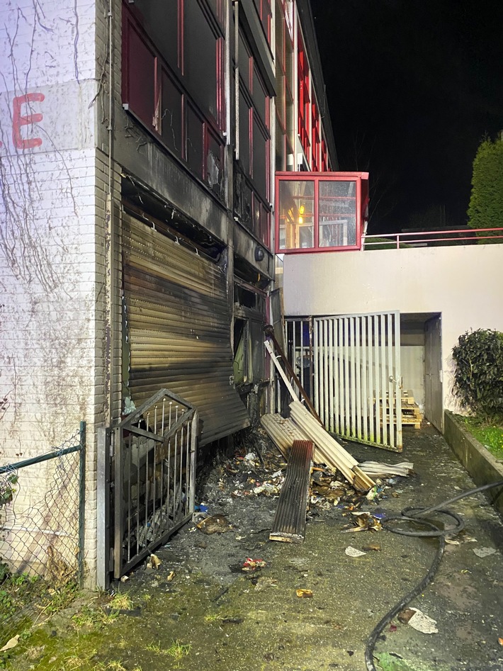 FW Mettmann: Mehrere Containerbrände - Gebäude der Anne-Frank Schule beschädigt