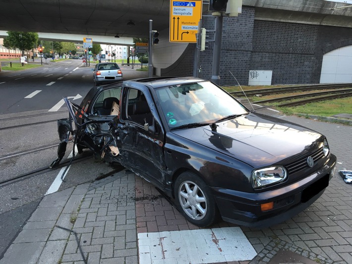 POL-PPRP: Schwerer Verkehrsunfall am Südwestknoten