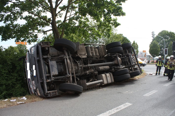 POL-HX: Mülltransporter kippt auf die Seite