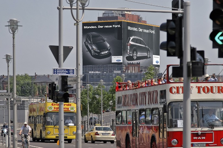 Europas grösstes Auto-Poster präsentiert den neuen Ford Mondeo in Berlin