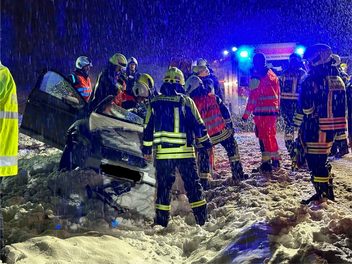 FW VG Westerburg: Gefahrguttransporter schiebt PKW von der Straße - Fahrerin wird in ihrem Fahrzeug eingeklemmt