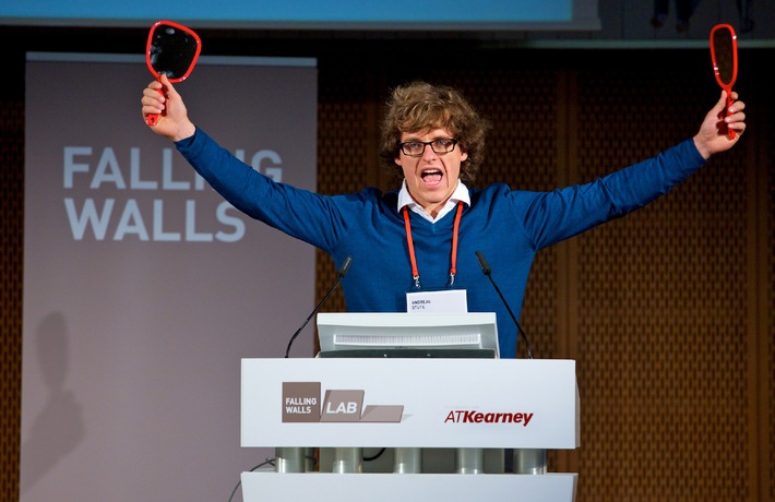 Falling Walls Lab sucht 100 Ideen, um die Welt zu verändern / Junge talentierte Forscher, Unternehmer und Berufstätige können sich bis zum 22. September 2013 bewerben