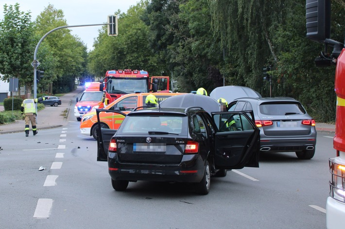 POL-MI: Sechs Personen bei Kreuzungsunfall leicht verletzt