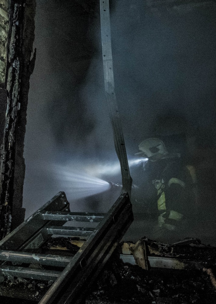 FW-GE: Wohnhaus in der Gelsenkirchener Neustadt bei Feuer komplett zerstört