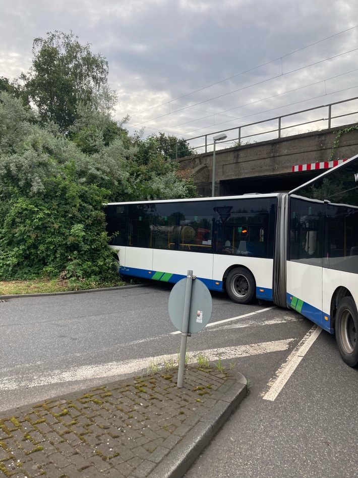 POL-DU: Friemersheim: Linienbus kollidiert mit Mauer