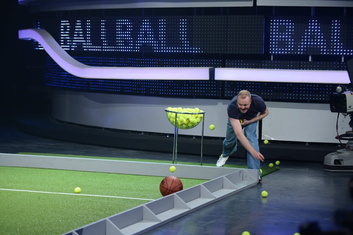 Ballern bis die Arme brennen: Stefan Raab präsentiert "TV total BallBall Spezial" auf ProSieben (BILD)