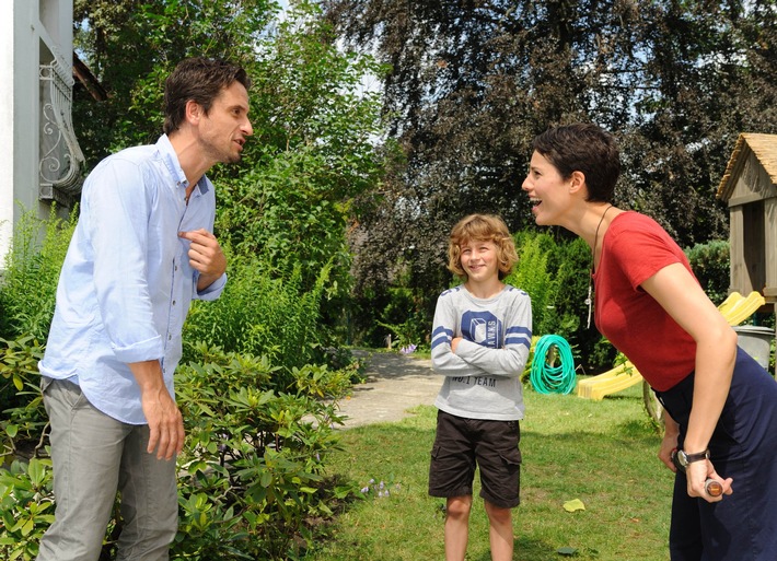 Jasmin Gerat und Oliver Mommsen sind "Tierisch verknallt" in der SAT.1-Familienkomödie am 13. März 2012, um 20.15 Uhr. (mit Bild)