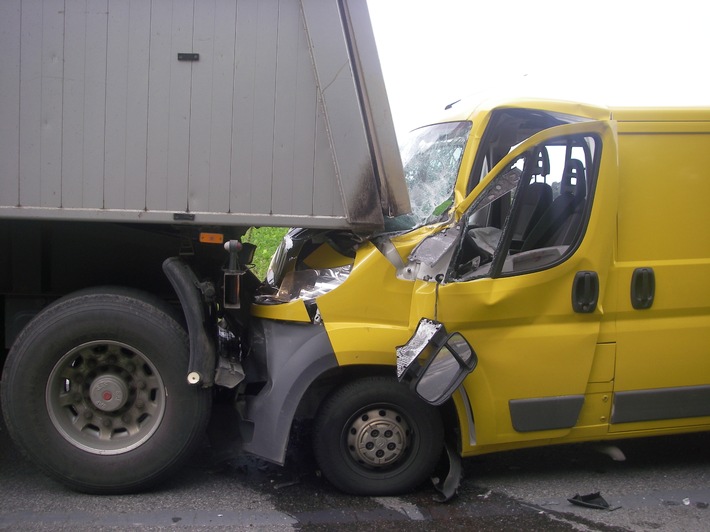 POL-DN: Kleintransporter in Sattelzug verkeilt