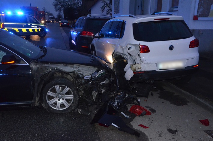 POL-HF: Verkehrsunfall mit zwei Verletzten - Fahrer touchiert parkendes Auto