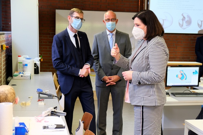 Bundestagsabgeordnete auf Stippvisite in Lübeck / Prof. Dr. Claudia Schmidtke besucht Campus Hörakustik