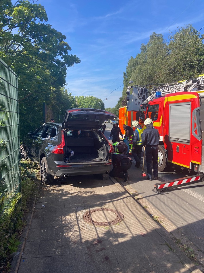 FW-EN: Schwerer Unfall auf der Nierenhofer Straße - Drei Verletzte